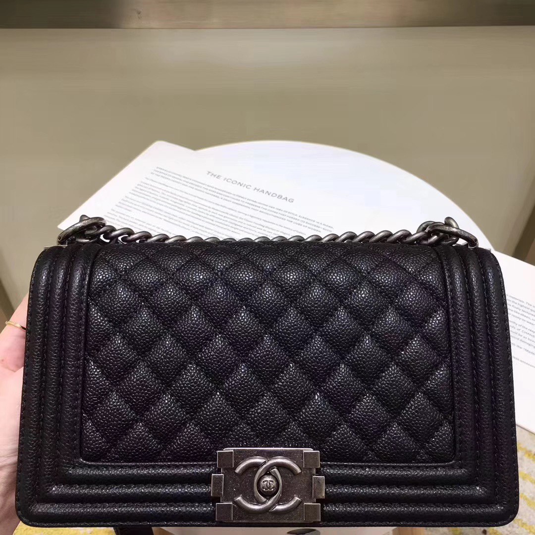 CHANEL Le Boy 25cm cuir de veau importé + motif en V, mode non conventionnelle, unique et pleine de personnalité