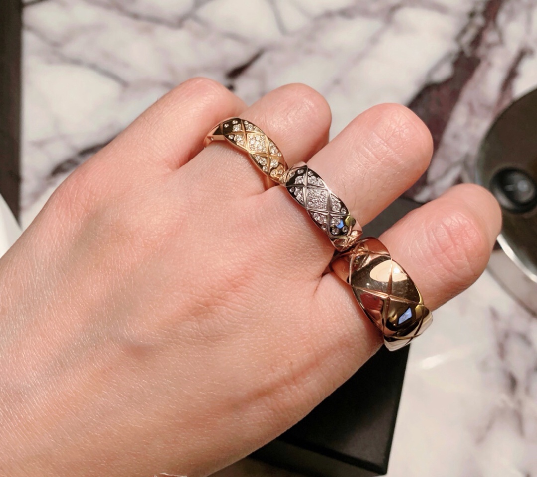 NO:100813,Diamonds [high version] Today is a good mood. Wide version of the sterling silver diamond ring. Show K gold/platinum 52#54#56#58#60#62#65#, Chanel ring, chanel, ring, pure silver19860909有钻【高版】今日份好心情 宽版光身纯银菱格戒  show K金 /白金 52#54#56#58#60#62#65#,香奈儿戒指,chanel,ring,pure silver,Jewelry