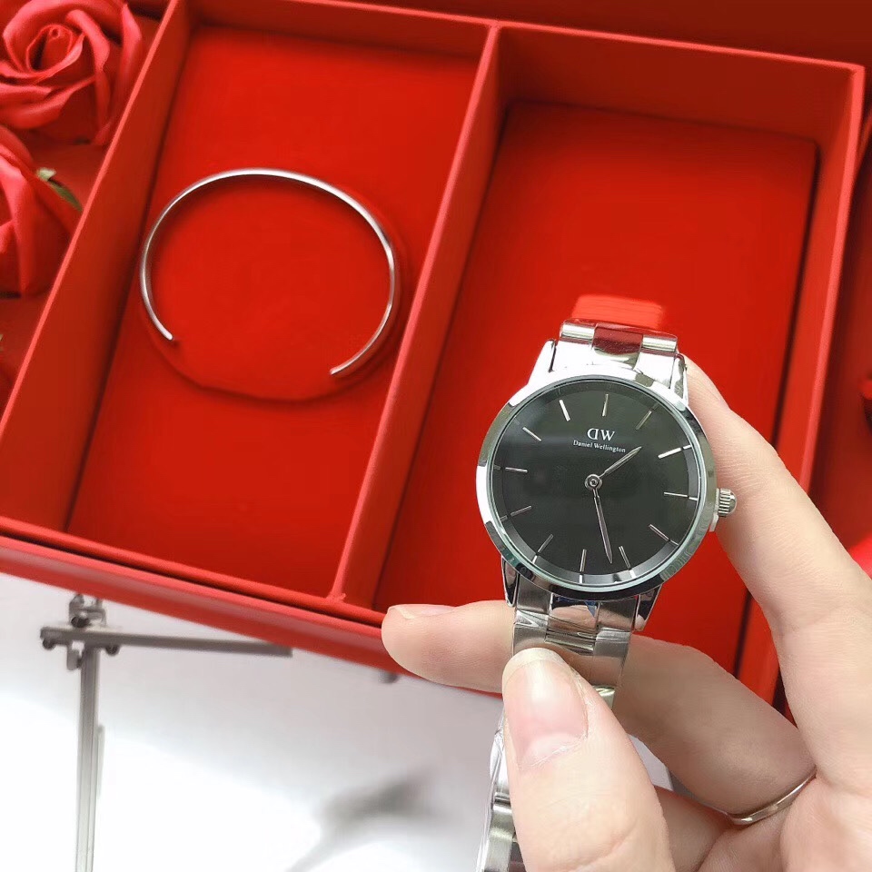 Daniel Wellington Limited Edition Watch Set with Roses: A Special Gift of Love - 图片 3