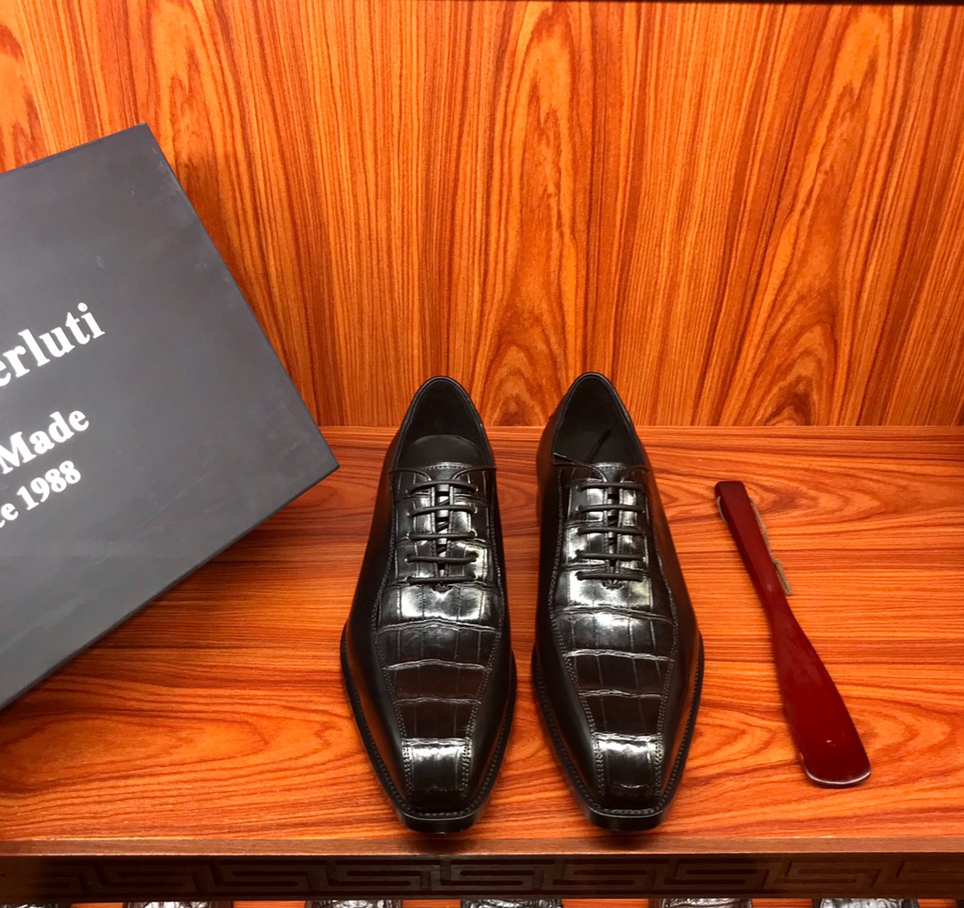 NO:279500,Batch, all spot, fierce goods are coming [Latest fashion show interpretation of modern] Perfectly demonstrate the professional and exquisite craftsmanship of shoemaking. The craftsmanship of crocodile belly is used to make gentlemen's shoes. The perfect shape gallery is sublimated and created to condense the complex process behind time. Craftsmanship is dazzling here. Formal clothing and leisure release the life style. The whole belly of crocodile in Thailand. Luxury and leisure are integrated. 38/45,19860909批 全现货 狠货来袭【最新时装秀演绎摩登】完美彰显制鞋专业和精湛工艺 奢用鳄鱼肚皮制作邂逅绅士鞋履的匠心溯源 完美形廊升华铸就,凝炼时光背后的复杂工序 匠心工艺于此耀眼绽放 正装及休闲释放生活格调 泰国鳄鱼全肚 奢华休闲于一体 38/45,,Men's shoes
