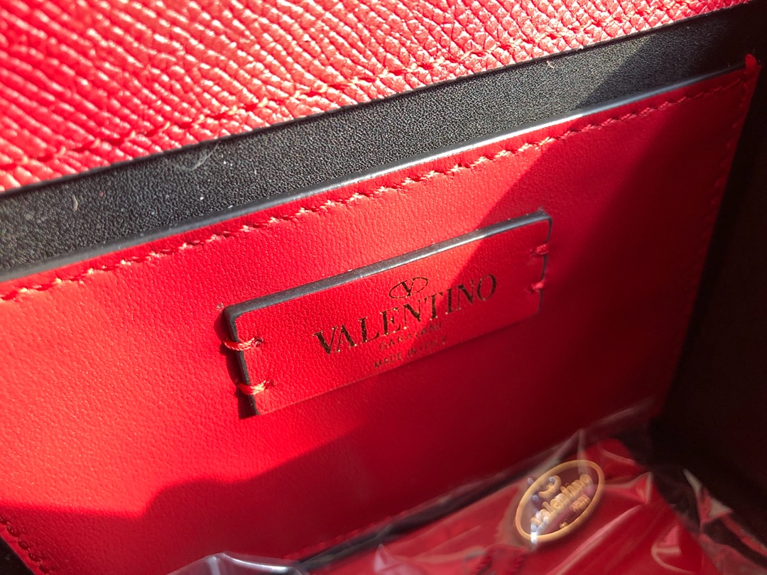 Valentino华伦天奴进口牛皮手掌纹大V扣复古单肩包0074S