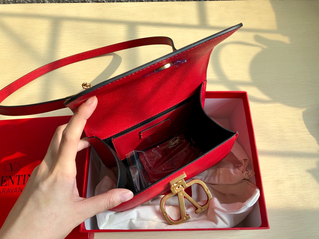 Valentino华伦天奴进口牛皮手掌纹大V扣复古单肩包0074S