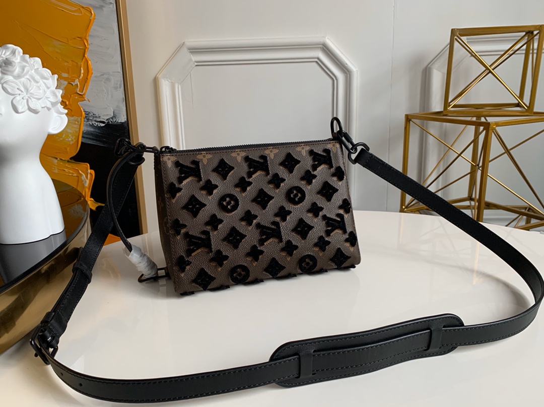 NO:395400,【Exclusive real photo M54330】Made of black embroidered flocking Monogram canvas, this diamond handbag features a striking design, soft and light, fashionable and casual, adjustable shoulder straps, comfortable shoulder back, shoulder back, cross-body, soft luggage is very popular, fans are all seizing fashion pioneers, all want a VIrgil soft box, I feel all kinds of good things when I buy it, and the upper body is also super good, both men and women are very holding, the hardware material is made of retro metal size 23x16x14cm 2019.600, LV [original leather], louis vuitton19860909【独家实拍M54330】黑色刺绣植绒Monogram帆布裁制而成,此款菱形手袋以醒目的设计为特色,柔软轻便,时髦休闲,可调节肩带舒适肩背可肩背,亦可斜挎手提,软箱包很抢手,迷粉们都在抢占时尚的先锋都想要一个VIrgil的软箱,入手就感觉到了各种好,上身也是超赞的,不管是男女都是很hold住的,五金材质选用的是复古金属size 23x16x14cm 2019.600,LV【原厂皮】,louis vuitton,Bag