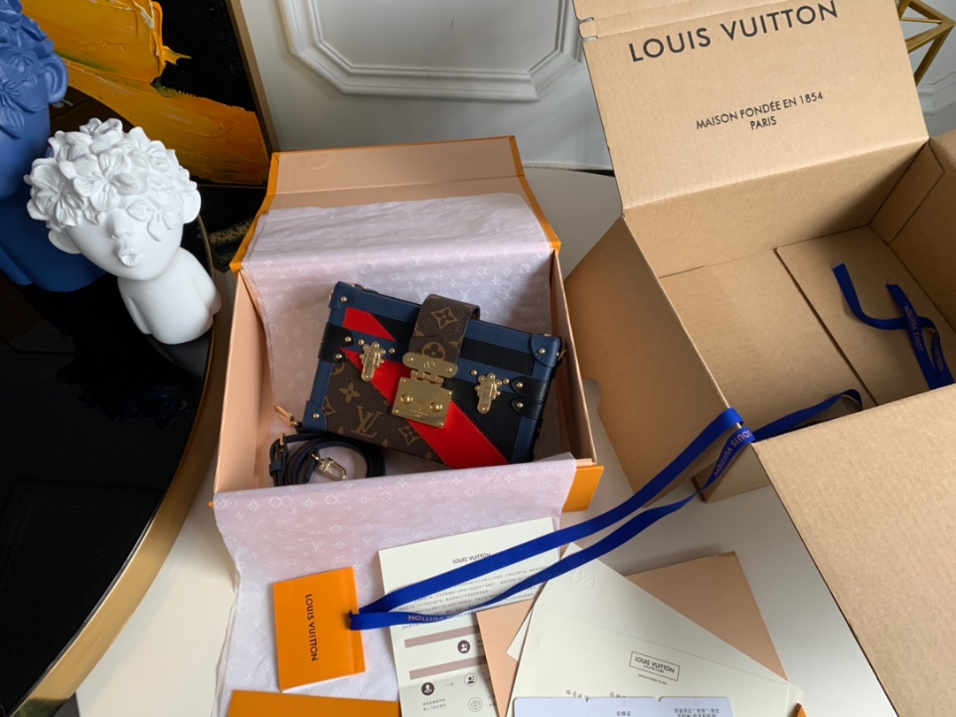 NO:395411,The best-quality packaging for the price before the New Year [Exclusive real photo M55437] Pure steel three-color flower M44199 51600 This Petite Malle handbag from the 2019 early spring series was created by women's art director Nicolas Ghesquière and Grace Coddington. The Catogram decoration design is particularly charming. Classic Monogram canvas fabric, equipped with removable shoulder straps and classic S-shaped buckle, elegant and practical, size20.0 x 12.5 x 5.0 cm, LV [original leather], louis vuitton19860909年前回馈价配图片超精品包装【独家实拍M55437】纯钢三彩大花 M44199 51600此款来自2019早春系列的Petite Malle手袋由女装艺术总监Nicolas Ghesquière与Grace Coddington联手打造,Catogram装饰设计格外迷人.经典Monogram帆布面料,配有可脱卸肩带与经典S形搭扣,优雅又实用,size20.0 x 12.5 x 5.0 cm,LV【原厂皮】,louis vuitton,Bag