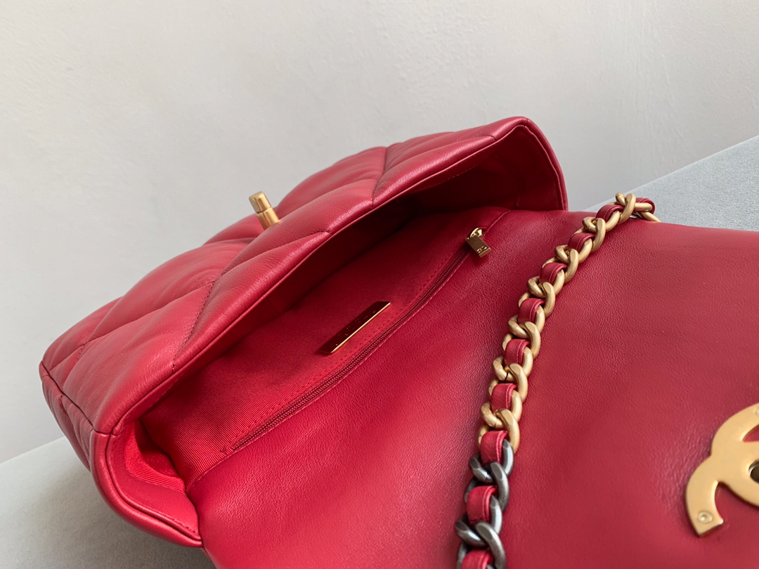 特级白金版 Chanel 19爆款上新❤️这款包简直是小香一切经典元素的结合,菱格纹、皮链带、双C标志,一眼钟情 8