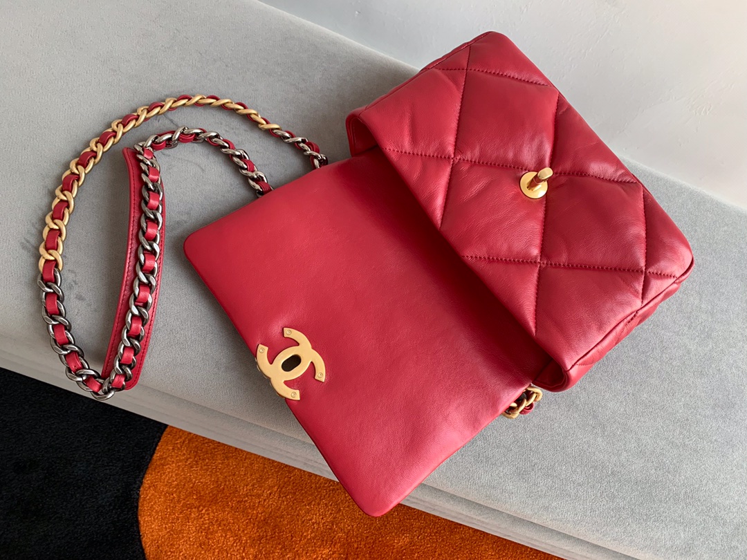 特级白金版 Chanel 19爆款上新❤️这款包简直是小香一切经典元素的结合,菱格纹、皮链带、双C标志,一眼钟情 7