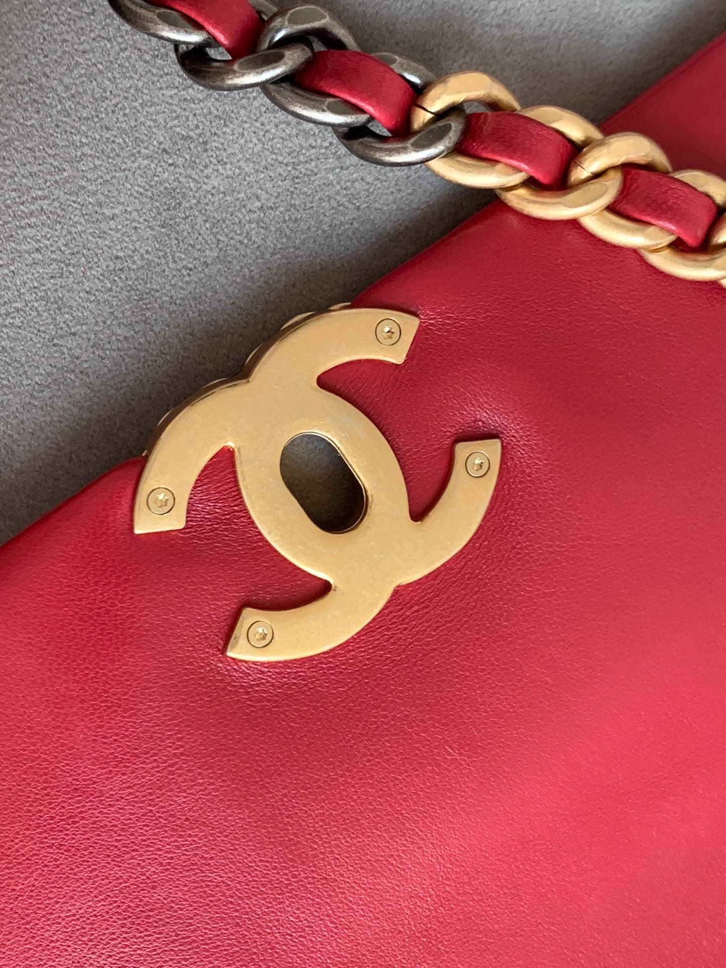 特级白金版 Chanel 19爆款上新❤️这款包简直是小香一切经典元素的结合,菱格纹、皮链带、双C标志,一眼钟情 6