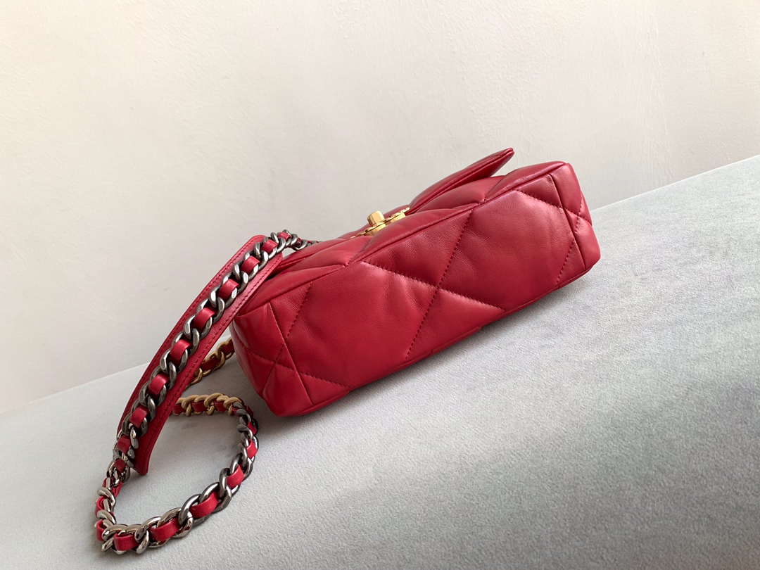 特级白金版 Chanel 19爆款上新❤️这款包简直是小香一切经典元素的结合,菱格纹、皮链带、双C标志,一眼钟情 4