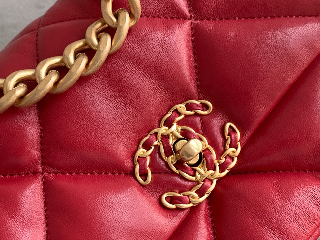特级白金版 Chanel 19爆款上新❤️这款包简直是小香一切经典元素的结合,菱格纹、皮链带、双C标志,一眼钟情 5
