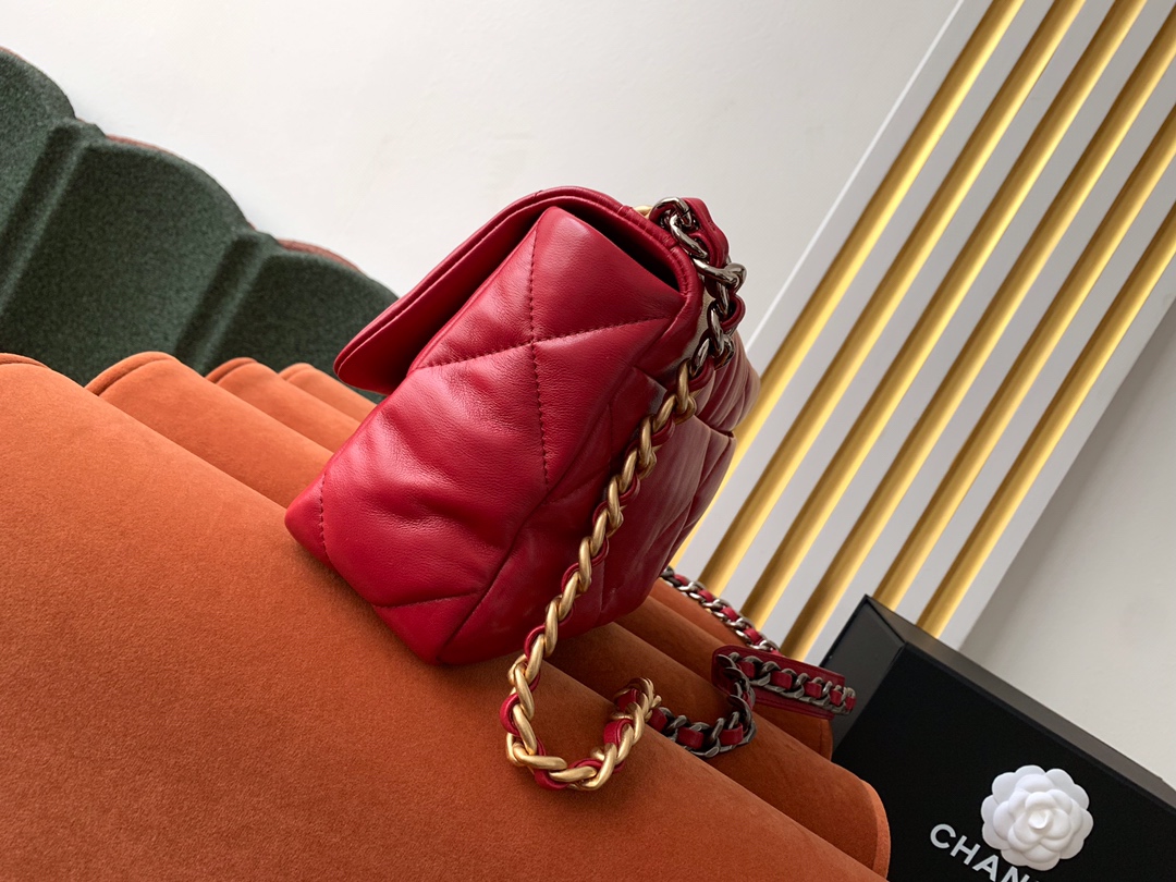 特级白金版 Chanel 19爆款上新❤️这款包简直是小香一切经典元素的结合,菱格纹、皮链带、双C标志,一眼钟情 3