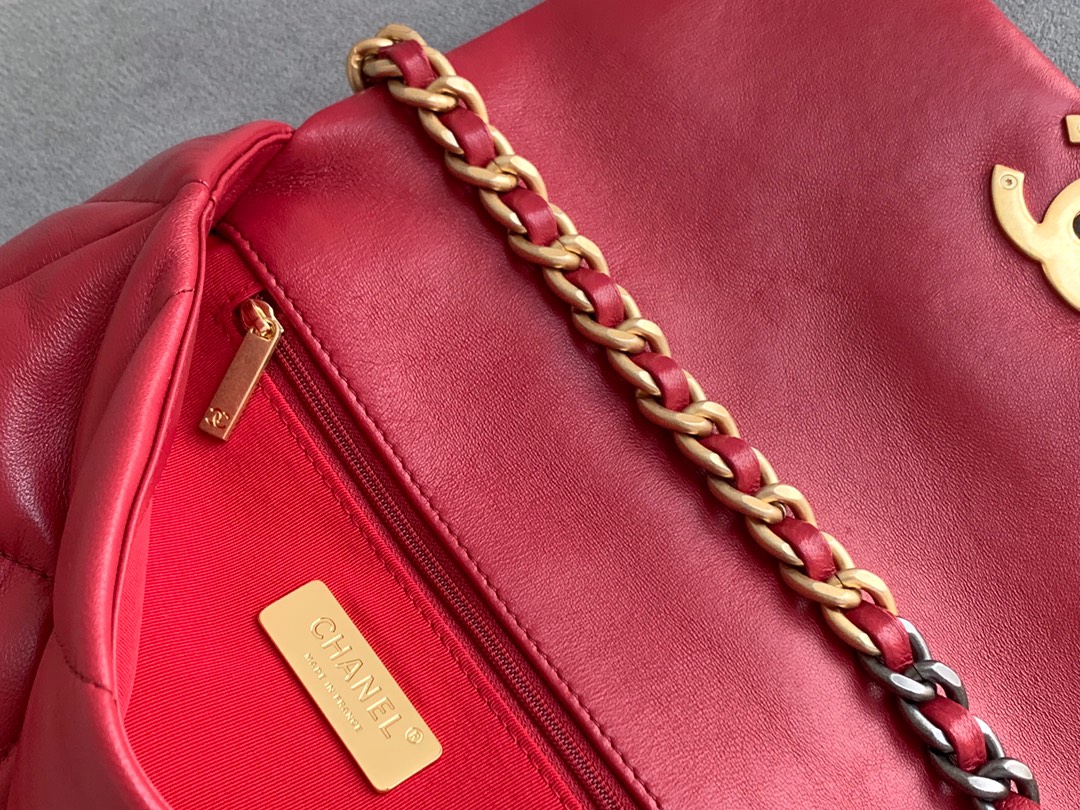 特级白金版 Chanel 19爆款上新❤️这款包简直是小香一切经典元素的结合,菱格纹、皮链带、双C标志,一眼钟情 9