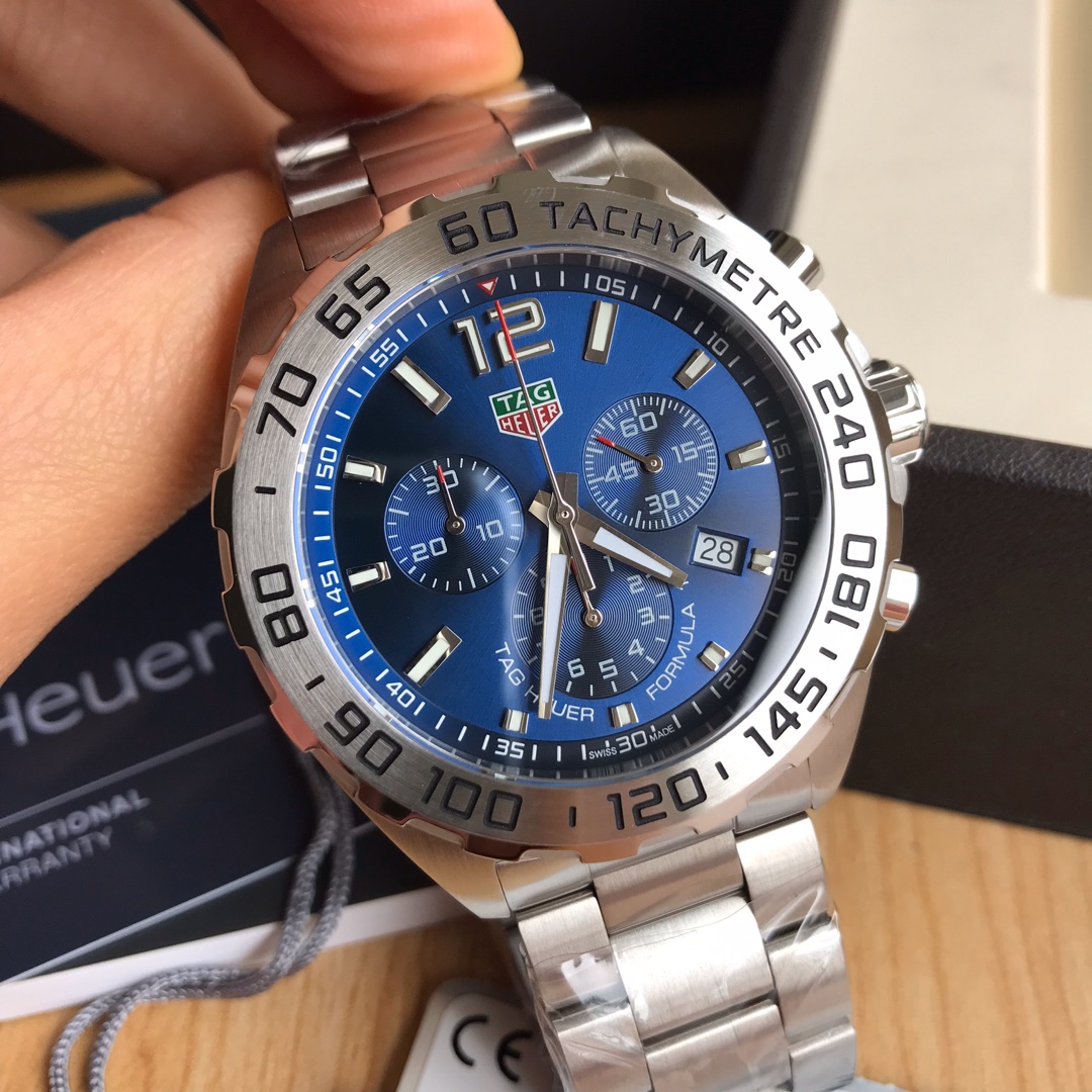批:750包装:50 original Tagheuer 泰格豪雅F1系列，石英男士腕表 原单货！六针计时带日历！瑞士原装机芯！精钢表带表壳，蓝宝石玻璃！专柜售价一万多！～43mm表径！配专柜全套包装！