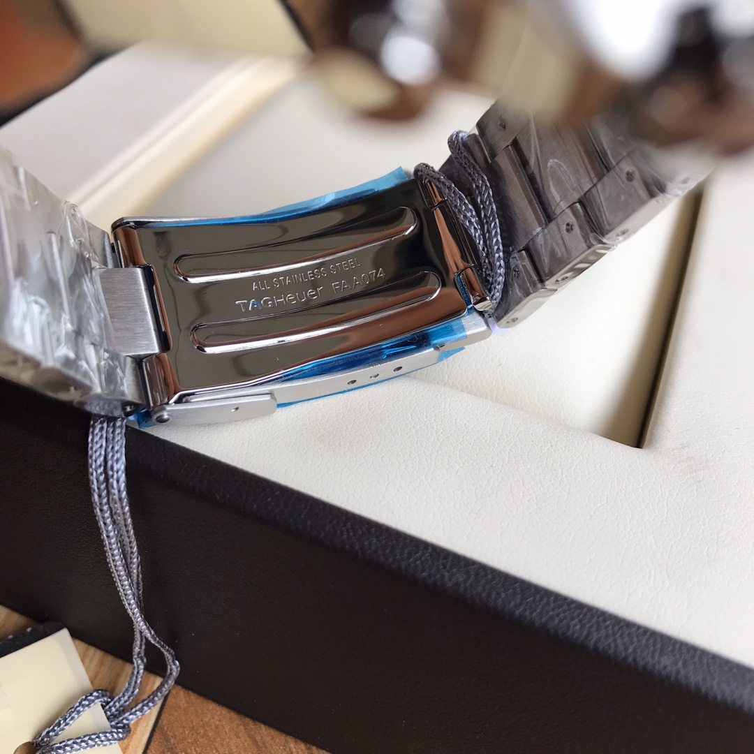 批:750包装:50 original Tagheuer 泰格豪雅F1系列，石英男士腕表 原单货！六针计时带日历！瑞士原装机芯！精钢表带表壳，蓝宝石玻璃！专柜售价一万多！～43mm表径！配专柜全套包装！