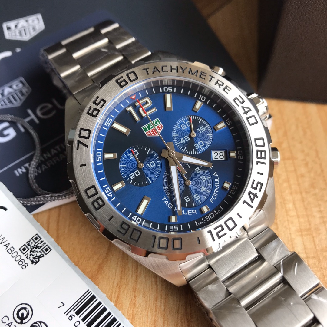 批:750包装:50 original Tagheuer 泰格豪雅F1系列，石英男士腕表 原单货！六针计时带日历！瑞士原装机芯！精钢表带表壳，蓝宝石玻璃！专柜售价一万多！～43mm表径！配专柜全套包装！