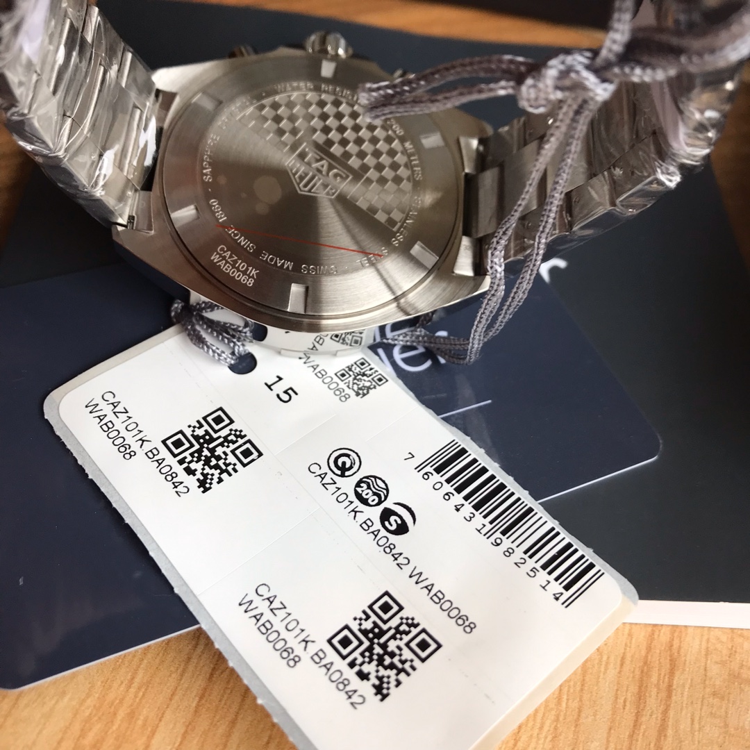 批:750包装:50 original Tagheuer 泰格豪雅F1系列，石英男士腕表 原单货！六针计时带日历！瑞士原装机芯！精钢表带表壳，蓝宝石玻璃！专柜售价一万多！～43mm表径！配专柜全套包装！