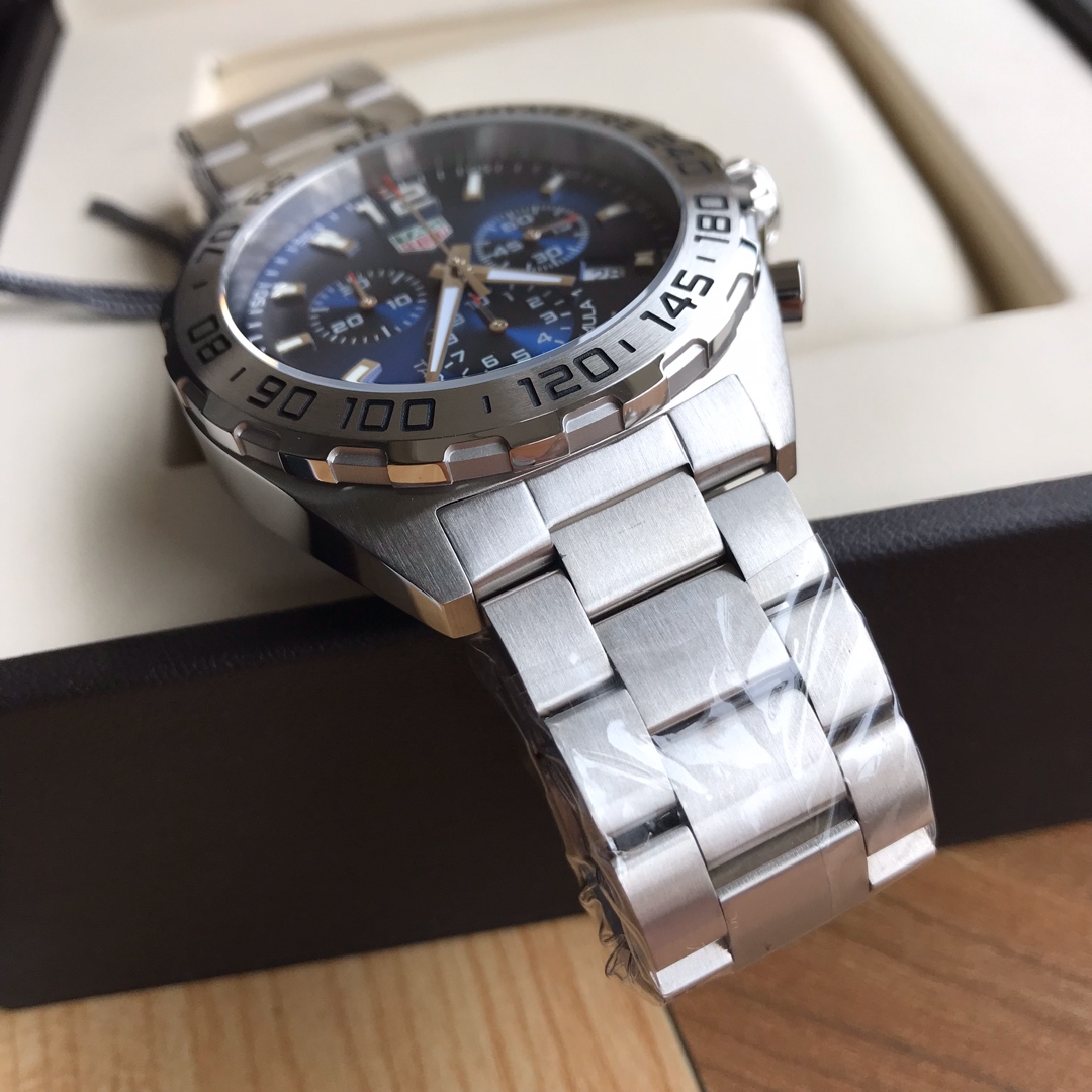 批:750包装:50 original Tagheuer 泰格豪雅F1系列，石英男士腕表 原单货！六针计时带日历！瑞士原装机芯！精钢表带表壳，蓝宝石玻璃！专柜售价一万多！～43mm表径！配专柜全套包装！