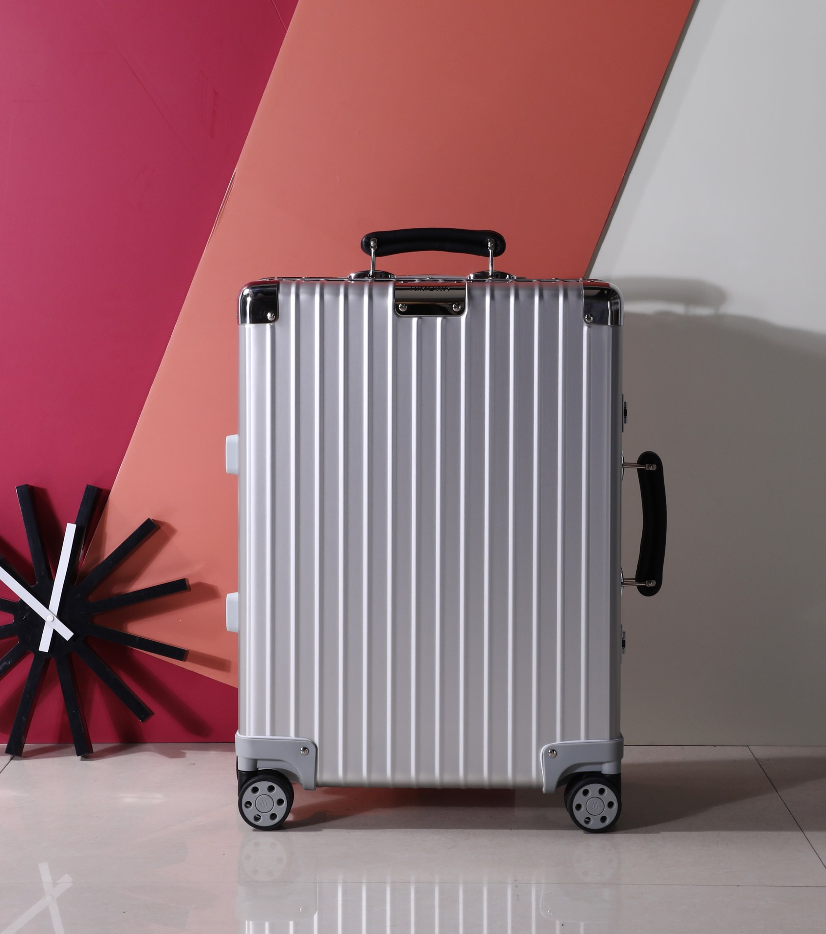 NO:269875,[All Aluminum Magnesium Alloy] 972 version, classic fight Rimowa must-have, hand-sewn leather handles, more retro than Toas, full of exquisite classical atmosphere!  Aerospace aluminum-magnesium alloy, universal silent wheel. Model 66639 Silver/black/21 inch/registration box 26 inch/consignment 30 inch/consignment,19860909【全铝镁合金】972版,classic fight Rimowa经典必入款,手工缝制皮革手把,比Toas更有复古韵味,满满的精致古典气息！航空铝镁合金,万向静音轮. 型号66639 银色/黑色/21寸/登记箱 26寸/托运 30 寸/托运,,luggage