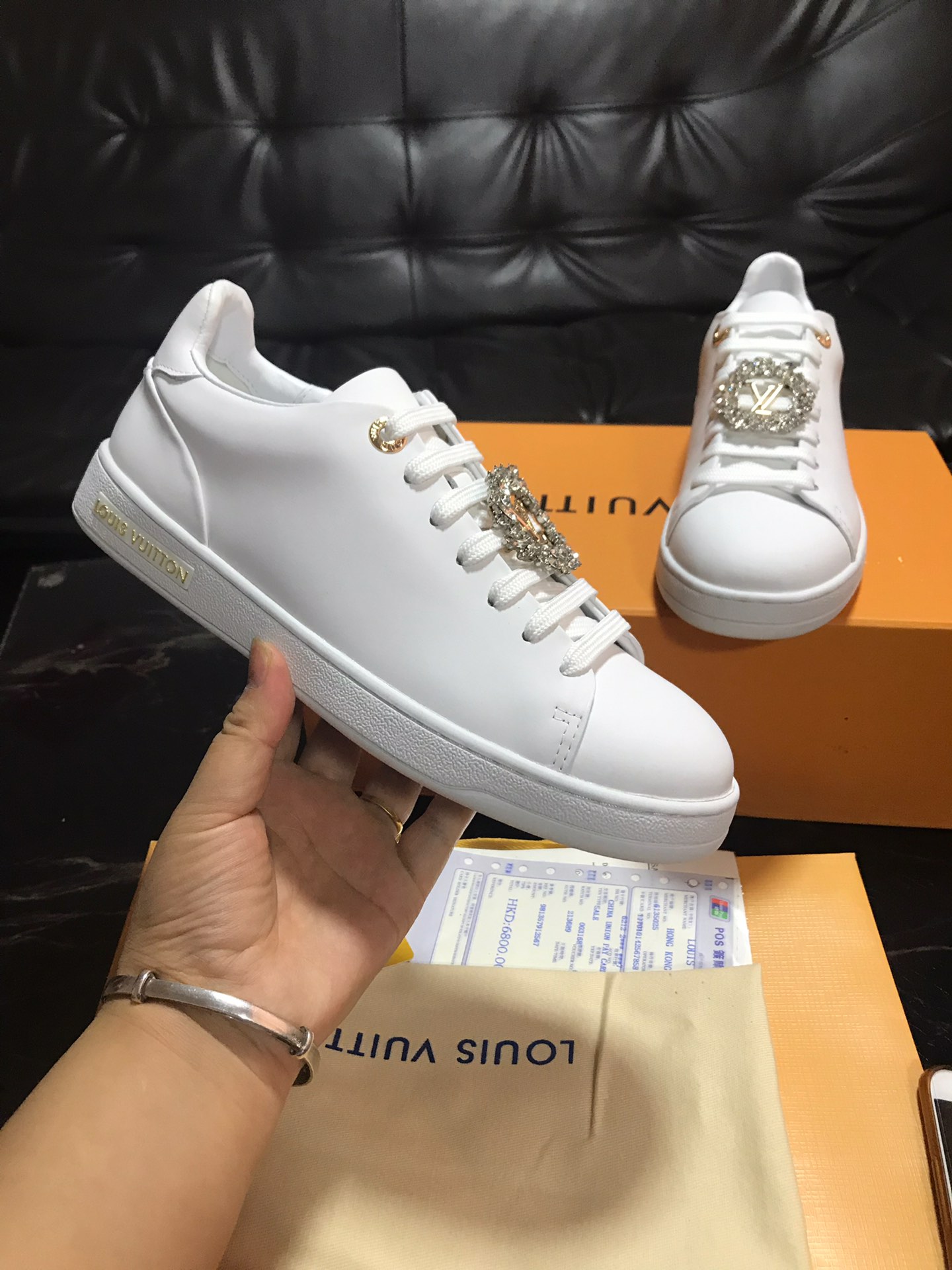 NO:169991,Louis Vuitton, Louis Vuitton, a new autumn and winter style, this sneaker is decorated with the LV Circle logo, shining the brilliance of jewelry in the pavement of crystal, making the simple design more eye-catching. The fabric is high-end silk cowhide, inner footbed sheepskin (cowhide), original rubber outsole. Size 35-40, (size 34 and 41, 42 can be customized) for women (men's models can be customized 38-45, casual shoes/sports shoes, christian louboutin, louis vuitton, louis vuitton, louis vuitton, sneakers, cowhide, sheepskin19860909Louis Vuitton路易威登 秋冬新款,此款运动鞋点缀 LV Circle 标识,在密镶水晶的铺陈中闪耀珠宝一般的璀璨光华,令简约设计更显瞩目.面料高档丝绸牛皮,内里垫脚羊皮（牛皮）,原板橡胶大底.35-40码,（34和41码、42可订做）女（男款可订做38-45,,休闲鞋/运动鞋,christian louboutin,louis vuitton,louis vuitton,louis vuitton,sneakers,cowhide,sheepskin,Women's Shoes
