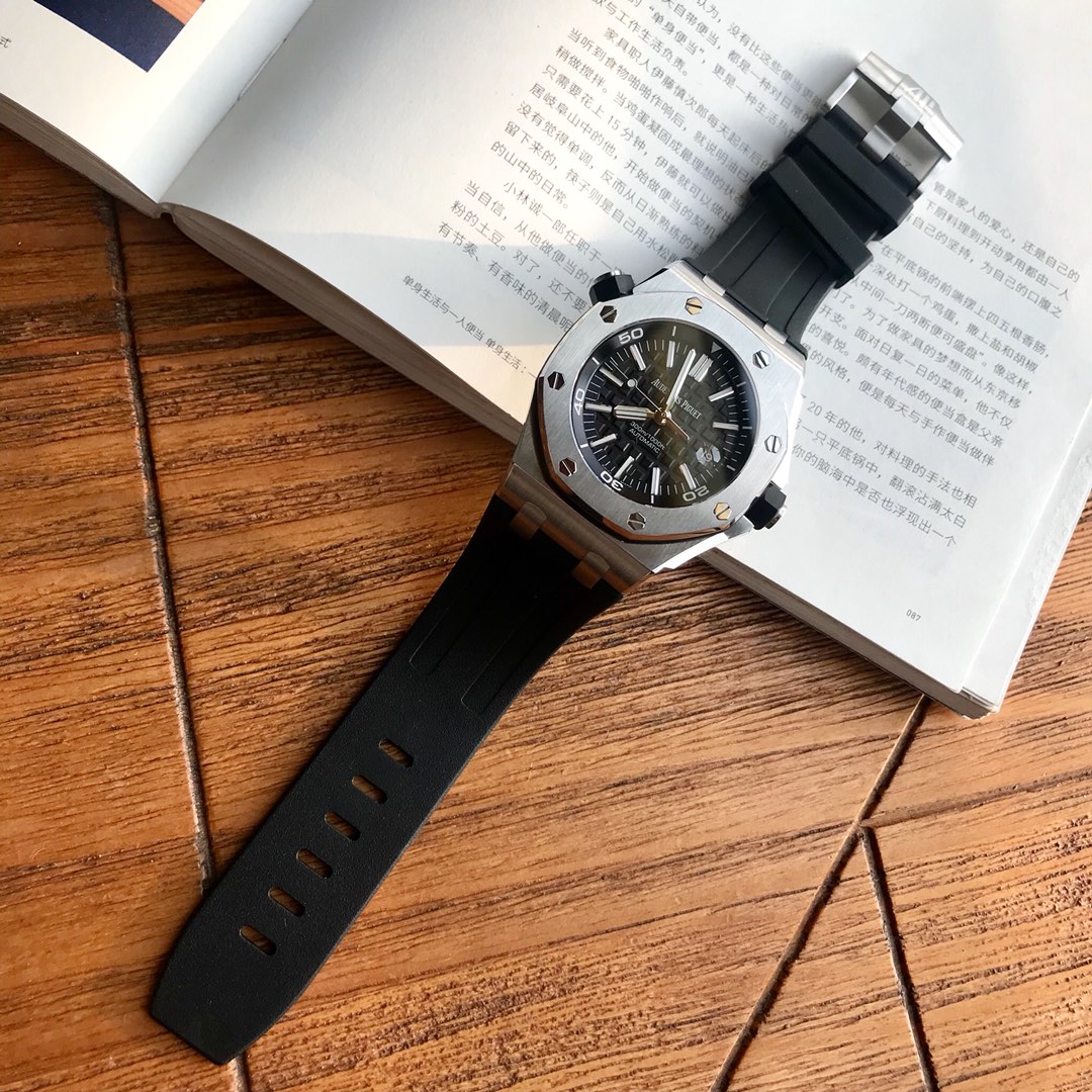 NO:157660,Batch: Full set of packaging - Audemars Piguet - with new green packaging!  The hard guy is here!  It will poison you in minutes!  The world's most MAN men's watch series, no one, AP Royal Oak offshore model, model 15703, is from the great master of the contemporary clock (no one) and has a rough and ostentatious design. The special octagonal porthole bezel is closely combined with the case with 8 hexagonal screws, which is highly recognizable and very stable. The inner liner structure design makes it have inadvertent magnetic and excellent diving performance, protecting the stability of the movement!  The black watch at ten o'clock can adjust the literal digital circles, diving enthusiasts should understand its function!  300m waterproof, super luminous!  The convex grid on the literal surface has a mapping circle that spreads from the inside to the outside, and the three-dimensional and delicate effect is beyond the ordinary goods on the market!  Although some of the accessories of this watch are from AP domestic OEM through our channel, the movement part can be found. As the world's second-ranked watch brand, the brand's movements are all self-produced and only assembled in Switzerland. After-sales issues of AP product movements around the world can only be sent back to Switzerland!  Therefore, we use Swiss imported ETA-2836 instead!  You can use this movement parameters to Baidu. The stability is unquestionable. Our store has a lifetime warranty!  This watch counter is priced at 1.149 million!  We are less than a fraction of the price, only selling A-go goods!  If you don’t talk about the details, you can go to the counter to compare..., audemars19860909批: 全套包装 -爱彼-配新款绿色包装！硬货来啦！分分钟让你中毒！世界上最MAN的男表系列,没有之一,AP皇家橡树离岸型,型号15703,出自当代最伟大的钟表大师（没有之一）尊达之手,设计粗旷张扬,特殊的八角形舷窗表圈用8颗六角螺钉与表壳紧密结合,辨识度极高,且极具稳定性,内胆结构设计更使它具备不慎防磁和卓越的潜水性能,保护机芯的稳定性！十点钟方向的黑色表把可以调字面里的数字圈,潜水爱好者应该懂它的作用！300m防水,超强夜光！字面上的凸状格子有映射圈从内向外扩散,立体细腻的效果非市面上普通货所能比极！虽然此款表的配件通过我们的渠道有部分出自AP国内代工厂,可机芯部分,作为世界排名第二的腕表品牌,该品牌机芯全部自产且只在瑞士组装,全球的AP产品机芯售后问题也只能发回瑞士！因此我们用瑞士进口ETA-2836代替！该款机芯参数大家可自行百度,稳定性毋庸置疑,本店终身保修！该表专柜售价114万9！我们零头都不到,只卖A货价！细节不谈大家可去专柜比对……,,audemars,Watch