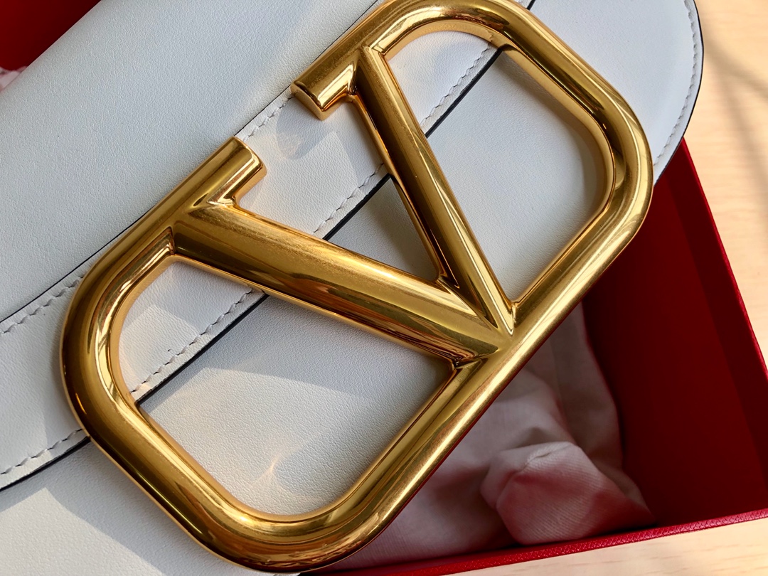 Valentino华伦天奴金属超大LOGO小牛皮斜挎包1011L