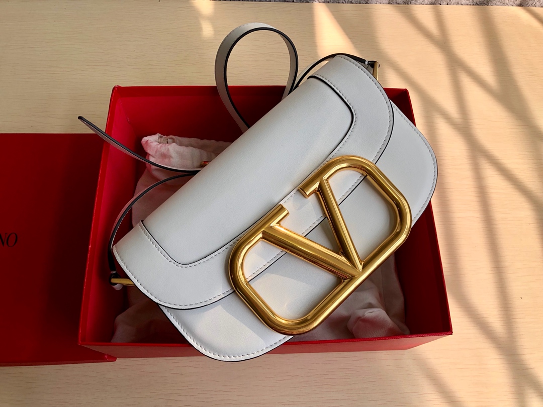 Valentino华伦天奴金属超大LOGO小牛皮斜挎包1011L