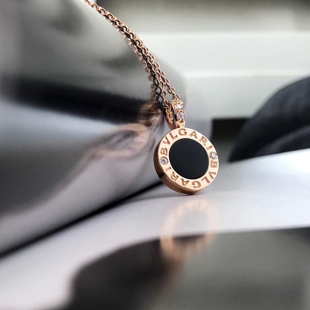 NO:633238,[V gold material Seiko Edition] Bvlg@ri Bvlg@ri series latest series black and white double-sided model, one side is black agate and one side is white mother-of-pearl. This is a must-have. Both sides are natural stones. The other color is red agate on one side.  One-sided white mother-of-pearl is the latest design of the counter. It is more exquisite and more delicate than the previous Bvlg@ri series. The chain of the necklace is also completely different from the previous one. It is very delicate and delicate. They all have to be customized from Italy. Compared with the previous ones, this design is more suitable for our Chinese temperament. 88260,,bottega veneta,bvlgari,necklace,Cardia high-end jewelry19860909【V金材质精工版】Bvlg@ri Bvlg@ri系列最新款的系列黑白双面款,一面黑玛瑙 一面白母贝 这个一定要入,双面都是天然石,另外一种配色是一面红玛瑙 一面白母贝这个是专柜最新款的设计,比以前的Bvlg@ri系列的款式要精美且秀气很多,项链的链条也是跟之前的完全不一样,非常精致秀气,全部得从意大利定制回来,比起之前的,这个设计更加适合我们中国人的气质.88260,,bottega veneta,bvlgari,necklace,卡迪亚高端饰品,Jewelry