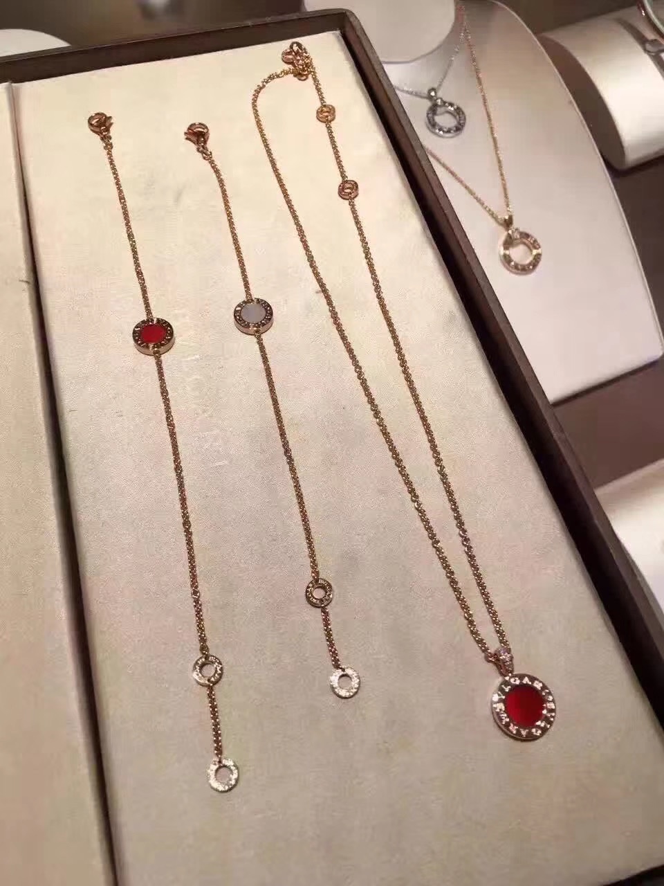 NO:633240,Spot goods!  [V gold material Seiko version Bvlg@ri Bvlg@ri series latest series black and white double-sided model, one side is black agate and one side is white mother-of-pearl. This is a must-have. Both sides are natural stones. The other color is red agate on one side.  The one-sided white mother-of-pearl is the latest design of the counter. It is more exquisite and more delicate than the previous Bvlg@ri series. The chain of the necklace is also completely different from the previous one. It is very delicate and delicate. They all have to be customized from Italy. Compared with the previous ones, this design is more suitable for our Chinese temperament.,,bottega veneta,bvlgari,necklace,Cardia high-end jewelry19860909现货！【V金材质精工版Bvlg@ri Bvlg@ri系列最新款的系列黑白双面款,一面黑玛瑙 一面白母贝 这个一定要入,双面都是天然石,另外一种配色是一面红玛瑙 一面白母贝这个是专柜最新款的设计,比以前的Bvlg@ri系列的款式要精美且秀气很多,项链的链条也是跟之前的完全不一样,非常精致秀气,全部得从意大利定制回来,比起之前的,这个设计更加适合我们中国人的气质.,,bottega veneta,bvlgari,necklace,卡迪亚高端饰品,Jewelry