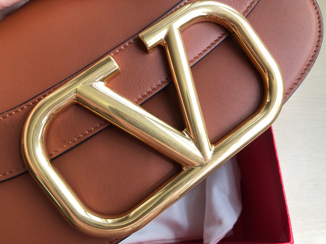 Valentino华伦天奴金属超大LOGO小牛皮斜挎包1011L