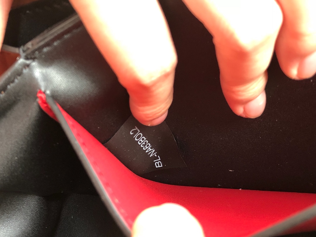 Valentino华伦天奴金属超大LOGO小牛皮斜挎包1011L