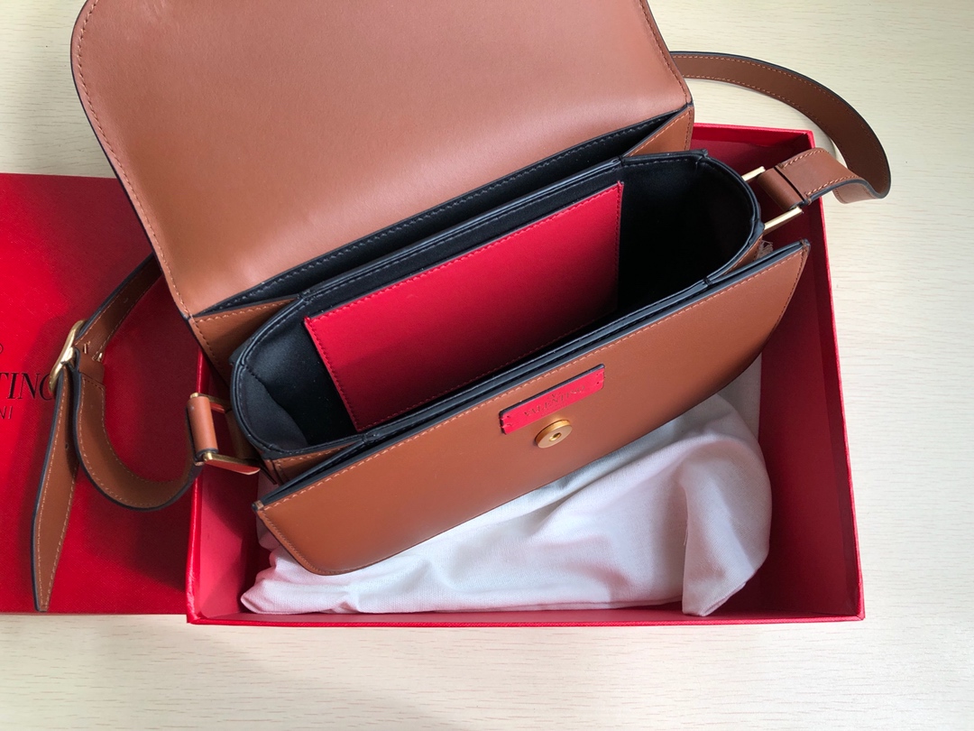 Valentino华伦天奴金属超大LOGO小牛皮斜挎包1011L