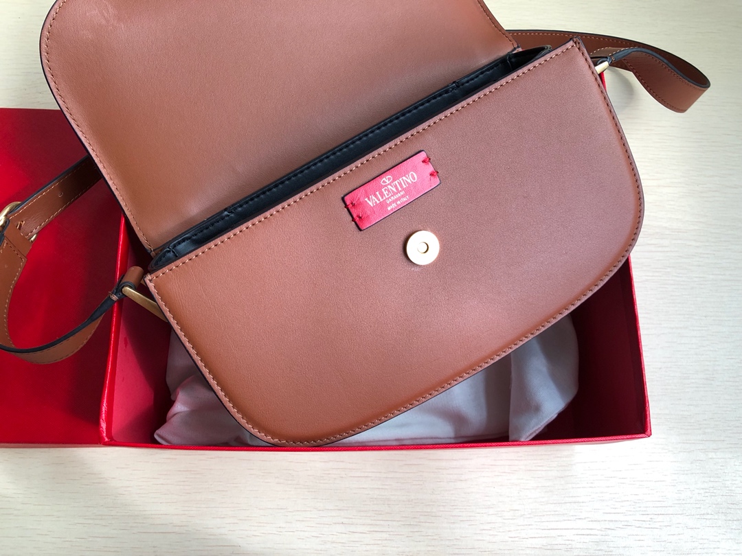Valentino华伦天奴金属超大LOGO小牛皮斜挎包1011L