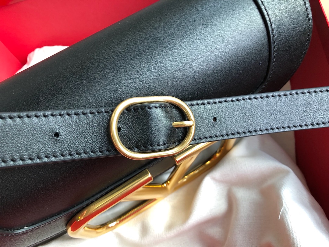 Valentino华伦天奴金属超大LOGO小牛皮斜挎包1011L