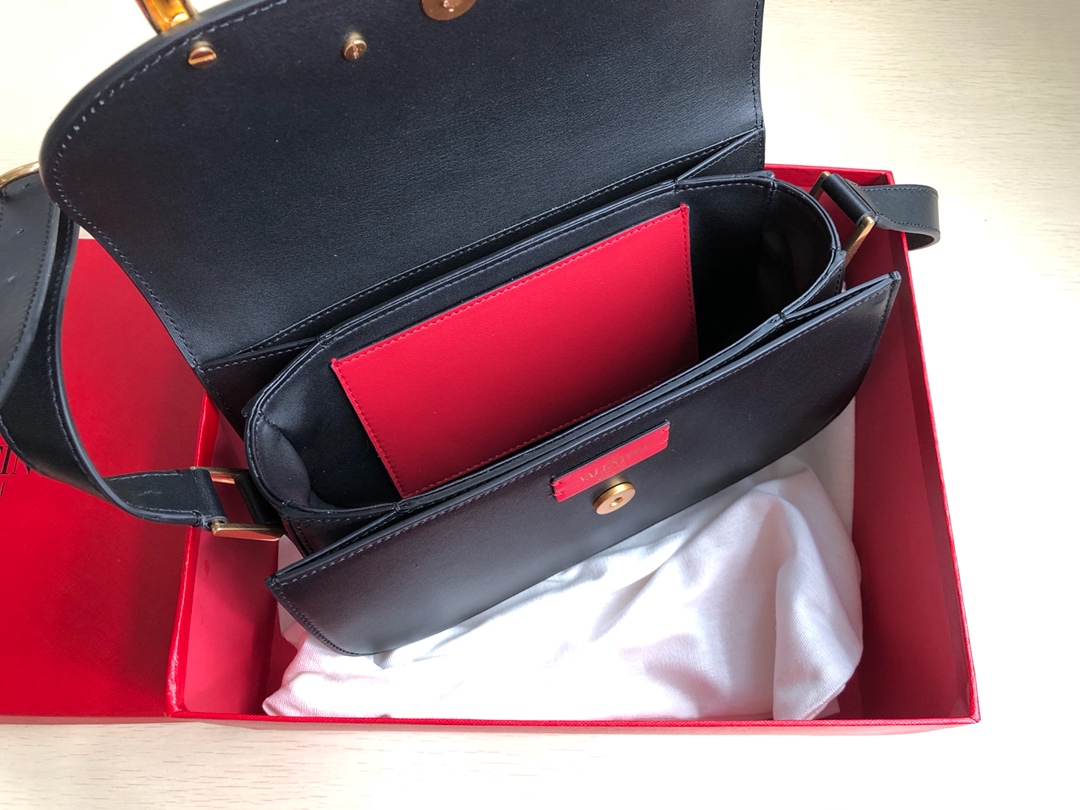 Valentino华伦天奴金属超大LOGO小牛皮斜挎包1011L