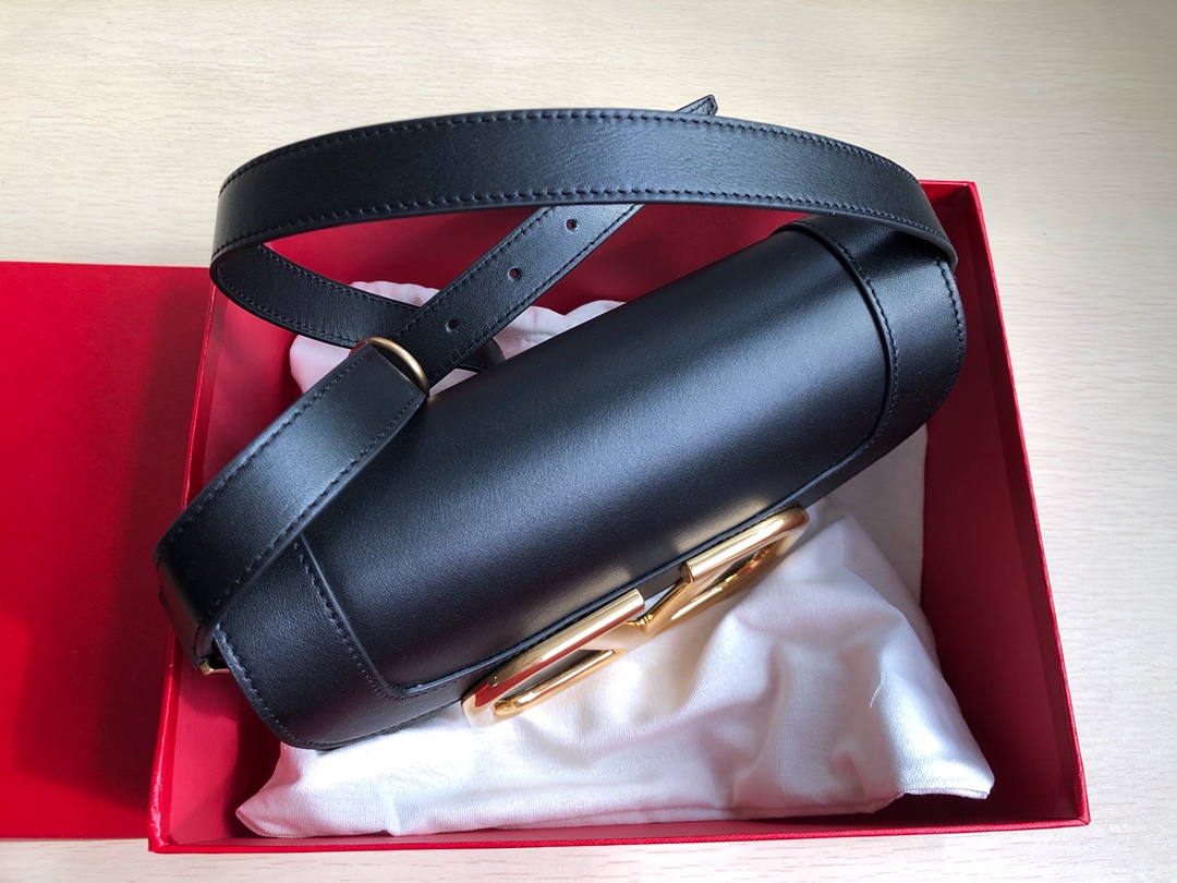 Valentino华伦天奴金属超大LOGO小牛皮斜挎包1011L