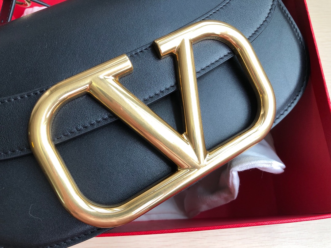Valentino华伦天奴金属超大LOGO小牛皮斜挎包1011L