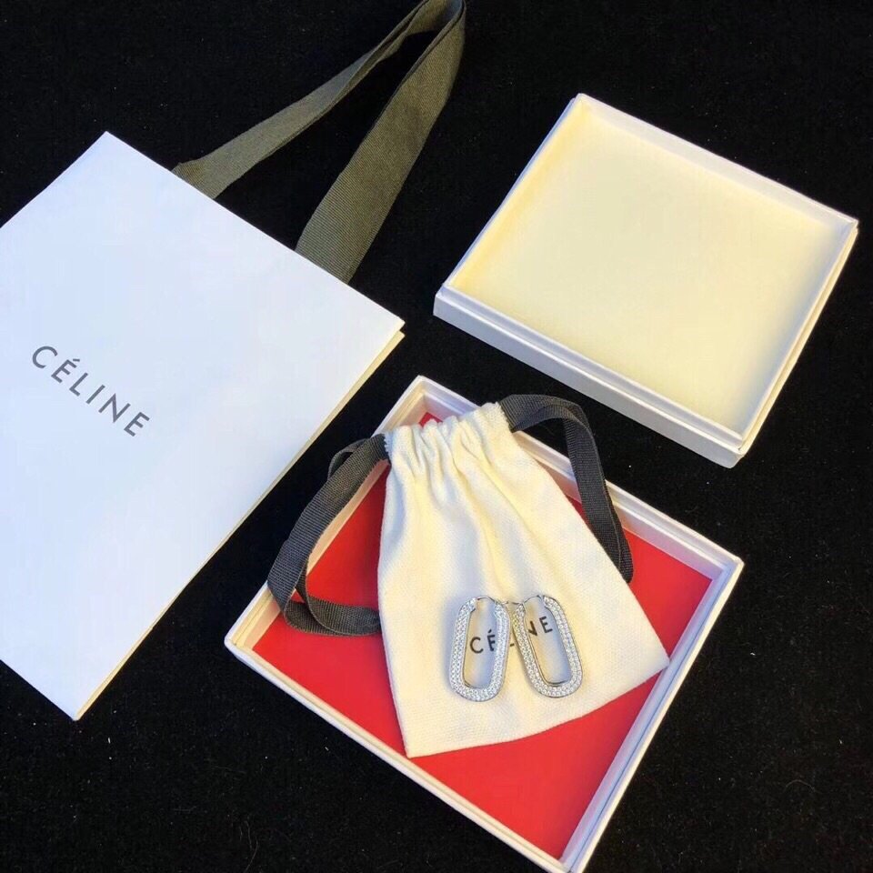 Celine最新三面共镶600颗施华洛水晶钻耳钉已经自成一股流行元素持续为女性诠释优雅创造时尚Celin