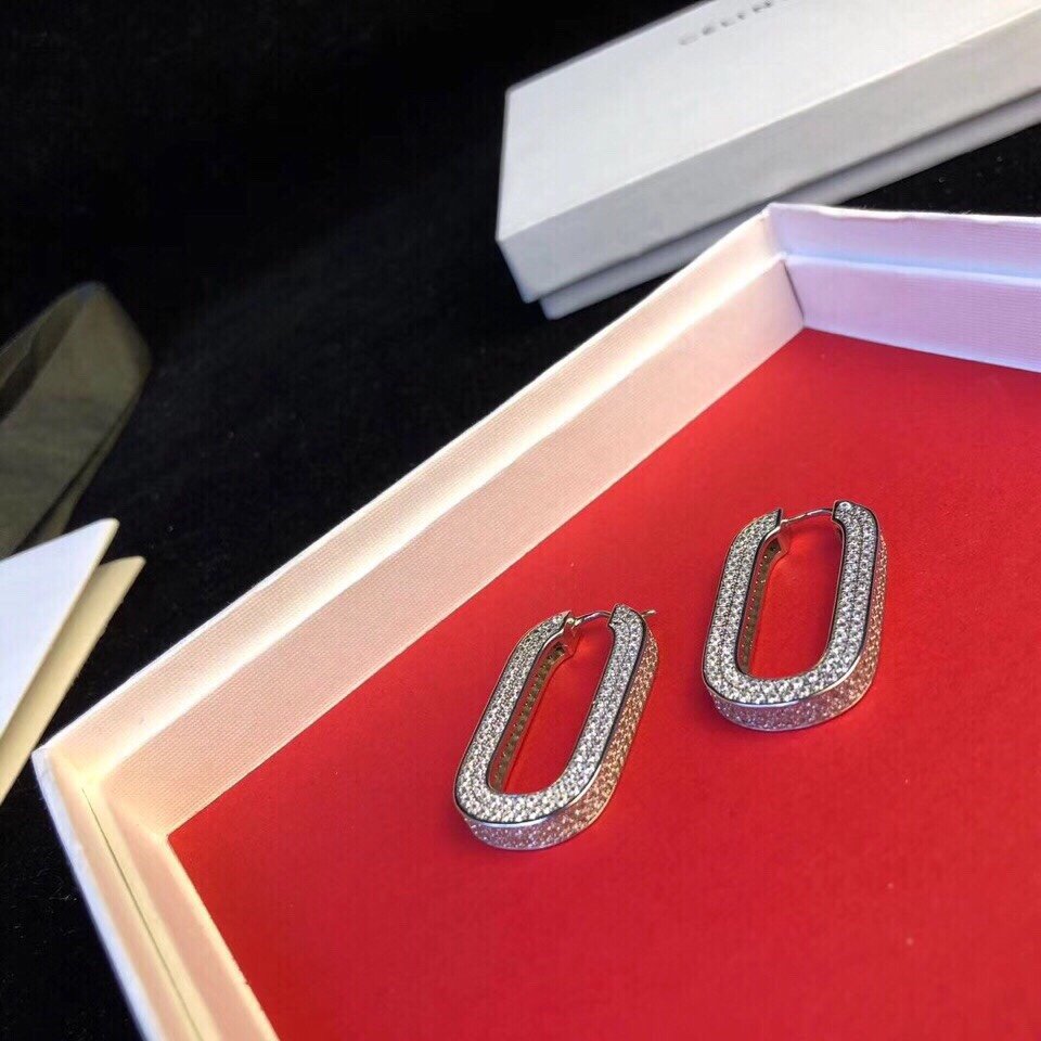 Celine最新三面共镶600颗施华洛水晶钻耳钉已经自成一股流行元素持续为女性诠释优雅创造时尚Celin