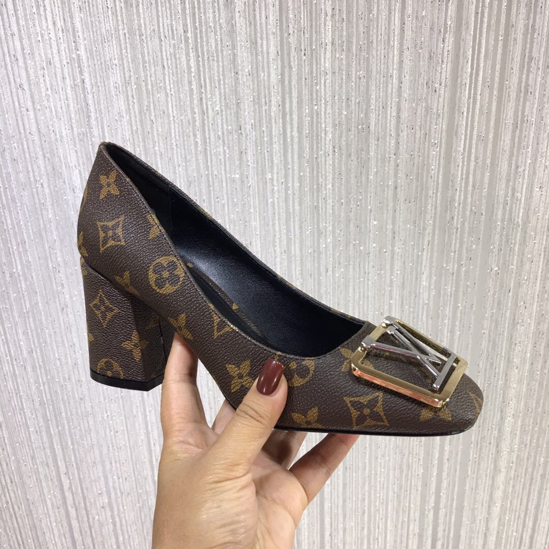 NO:166974,【7.5cm heel height】 New square buckle. Special imported beef patent leather fabric for fabric. The whole leather cutter is constantly added. The original mold heel is opened, the foot pad is imported sheepskin. The imported logo leather sole. The atmospheric metal three-dimensional LOG buckle design creates the most beautiful item. The color is black, white, presbyopia. The size is 34-40.41. Custom made without return or replacement. Sandals and single shoes, sandals, sheepskin19860909【7.5cm跟高】 款新款方扣.面料专用进口牛漆皮面料 .整皮开料不断帮,原版开模跟型,垫脚内里进口羊皮.大底进口logo真皮底 .大气金属立体LOG扣设计 ,打造最美单品.颜色黑色 白色.老花.码数34-40.41订做不退不换,凉鞋单鞋,sandals,sheepskin,Women's Shoes