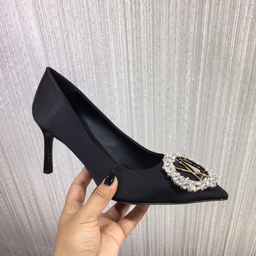 NO:872110,[7.5cm heel height] The latest new color in the counter. A must-have for goddesses in autumn and winter, suitable for various social occasions, and the first choice for wedding shoes. The original molded crystal diamond buckle, each one is so shiny, the fabric is imported silk + imported cowhide fabric. The whole leather is constantly cut, the original molded heel shape, the inside of the foot pad is imported sheepskin. The outsole is made of imported genuine leather sole with logo, injection molding process, more wear-resistant. Atmospheric metal three-dimensional LOG buckle design  , to create the most beautiful single product. Color: black cowhide. Black silk. Size 34-40 (41 customized, non-returnable), single shoes, cowhide, sheepskin19860909【7.5cm跟高】 专柜新色最新款.秋冬女神必备款,适合各种社交场合、婚鞋也是首选哦.原版开模水晶钻扣,颗颗都是那么闪,面料进口丝绸+进口牛皮面料 .整皮开料不断帮,原版开模跟型,垫脚内里进口羊皮.大底进口logo真皮底,注塑工艺,更耐磨 .大气金属立体LOG扣设计 ,打造最美单品.颜色黑色牛皮.黑色丝绸.码数34-40（41订做不退换）,单鞋,cowhide,sheepskin,Women's Shoes