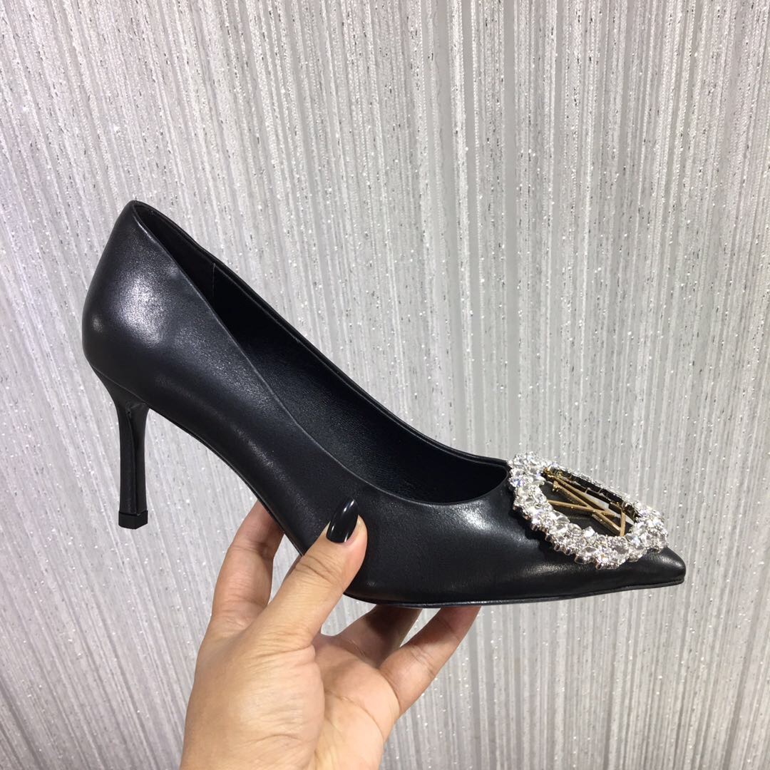 NO:872093,[7.5cm heel height] The latest new color in the counter. A must-have for goddesses in autumn and winter, suitable for various social occasions, and the first choice for wedding shoes. The original molded crystal diamond buckle, each one is so shiny, the fabric is imported silk + imported cowhide fabric. The whole leather is constantly cut, the original molded heel shape, the inside of the foot pad is imported sheepskin. The outsole is made of imported genuine leather sole with logo, injection molding process, more wear-resistant. Atmospheric metal three-dimensional LOG buckle design  , to create the most beautiful single product. Color: black cowhide. Black silk. Size 34-40 (41 customized, non-returnable), single shoes, cowhide, sheepskin19860909【7.5cm跟高】 专柜新色最新款.秋冬女神必备款,适合各种社交场合、婚鞋也是首选哦.原版开模水晶钻扣,颗颗都是那么闪,面料进口丝绸+进口牛皮面料 .整皮开料不断帮,原版开模跟型,垫脚内里进口羊皮.大底进口logo真皮底,注塑工艺,更耐磨 .大气金属立体LOG扣设计 ,打造最美单品.颜色黑色牛皮.黑色丝绸.码数34-40（41订做不退换）,单鞋,cowhide,sheepskin,Women's Shoes