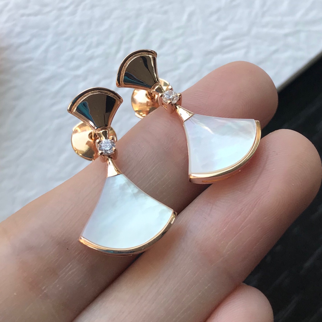 Bvlgari 宝格丽小裙子耳环18K金工艺银版， 细节，保色 天然白贝母红玉髓，配飞碟耳堵
