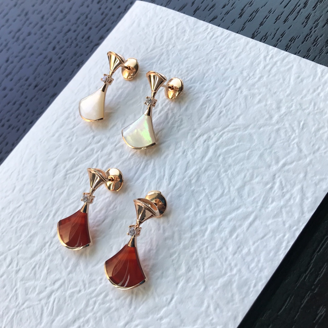 Bvlgari 宝格丽小裙子耳环18K金工艺银版， 细节，保色 天然白贝母红玉髓，配飞碟耳堵