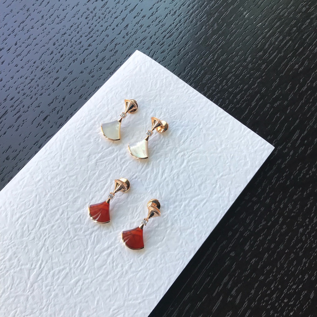 Bvlgari 宝格丽小裙子耳环18K金工艺银版， 细节，保色 天然白贝母红玉髓，配飞碟耳堵
