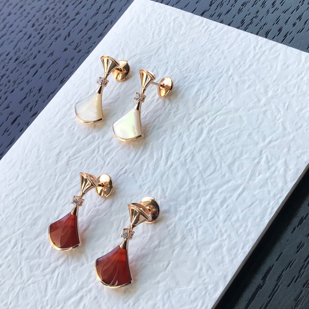 Bvlgari 宝格丽小裙子耳环18K金工艺银版， 细节，保色 天然白贝母红玉髓，配飞碟耳堵