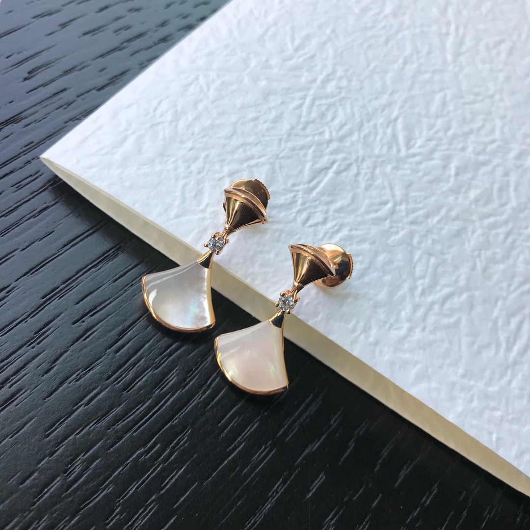 Bvlgari 宝格丽小裙子耳环18K金工艺银版， 细节，保色 天然白贝母红玉髓，配飞碟耳堵