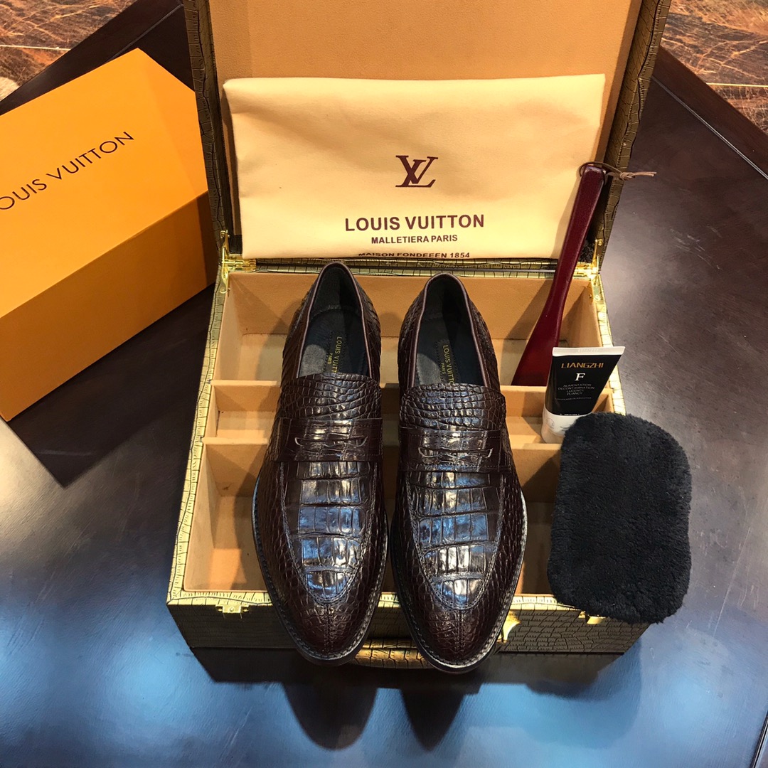 NO:349795,1V Donkey Brand, [Classic Immortal] is specially for nobles [Spot], does not connect the whole skin, the whole pair of Thai Siamese crocodile belly, the whole belly is not spliced, superb craftsmanship, imported cowhide, the high and gentlemanly taste, the leather becomes glossy and softer, after 3 months of careful debugging, the comfort is 100% 38/45 Special maintenance oil kit;,,louis vuitton,cowhide198609091V 驴牌 批【经典不朽】专供貴族【现货】 不接整张皮过 整双泰国暹罗鳄鱼肚皮 整张肚皮无拼接 高超精湛工艺 意大利进口牛皮大底 穿出高贵绅士品味 皮质越穿越有光泽度 越柔软 经3个月精心调试最佳楦型 舒适度分百 38/45 专用保养油套件；,,louis vuitton,cowhide,Men's shoes