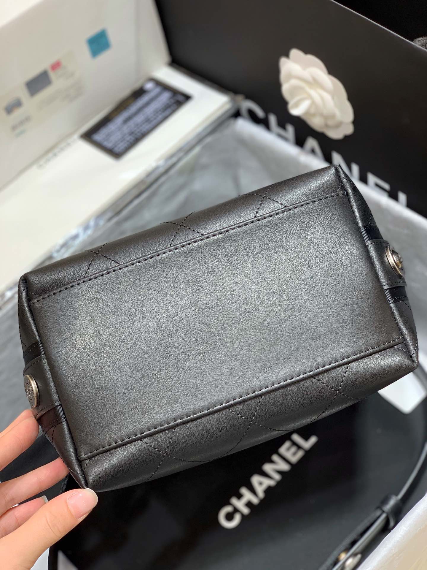 Chanel香奈儿 原厂小牛皮嬉皮包水桶包 A57573