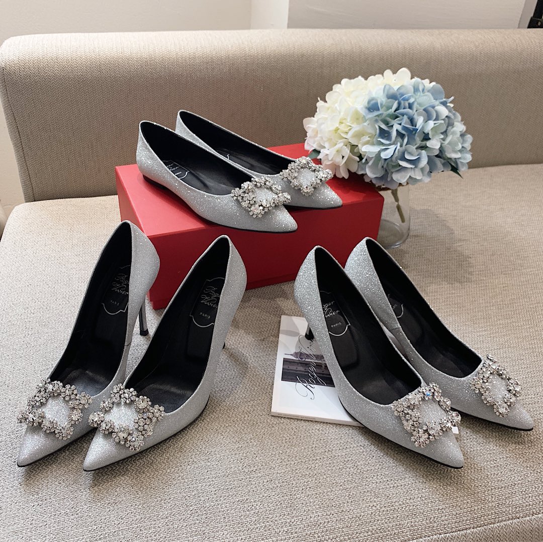 NO:750282,[RV] Gerrit - classic snowflake buckle shoes. She is the right wedding shoe. This is a dazzling dream wedding. Many celebrities and Internet celebrities choose vivor as wedding shoes. I think it is because even if you wear it again after the wedding, you are still the protagonist. Whether at the wedding or in daily life, these shoes are always dazzling. All special materials are customized, and every detail is comparable to z. Three heel heights meet various occasions (flat bottom, 6.5cm, 10cm)  Shoe sizes 35, 36, 37, 38, 39 (customized sizes 34 and 40 are non-refundable), single shoes19860909【RV】格里特-经典雪花扣单鞋 婚鞋选她就对了,这是一场耀眼的梦幻婚礼 众多明星和网红的婚鞋选择都是vivier 我想是因为就算婚礼后只要再穿上它你依旧是主角 无论婚礼现场还是日常这款鞋子一直都很耀眼 所有特殊材料都是定制的,各细节上都堪比z, 三个跟高满足各种场合（平底、6.5cm、10cm） 鞋码35、36、37、38、39（34、40定制不退换）,单鞋,Women's Shoes