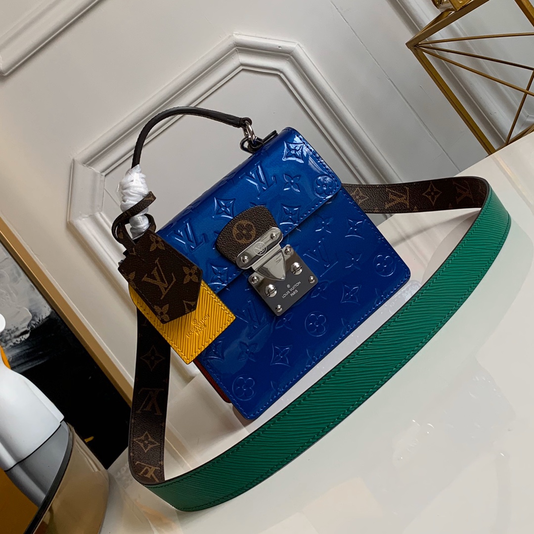 NO:396529,【Exclusive real photo M90376 blue】SPRING STREET handbag This Spring Street handbag is made of Monogram Vernis painted cowhide, with a versatile style. Inspired by the design launched by Marc Jacobs, the original women's art director, in 1999, uses contrasting iconic fabrics to create a neat and avant-garde style. The top handle and removable shoulder straps bring a variety of carrying options. Size: 17x16x8.5cm.,LV [original leather],louis vuitton,cowhide19860909【独家实拍M90376蓝色】SPRING STREET手袋此款Spring Street手袋采用Monogram Vernis漆面牛皮,风格百搭.以原女装艺术总监Marc Jacobs于1999年推出的设计为灵感,运用对比色标志性面料,打造出利落而前卫的格调.顶部手柄与可拆卸肩带带来多种背携选择.size:17x16x8.5cm .,LV【原厂皮】,louis vuitton,cowhide,Bag
