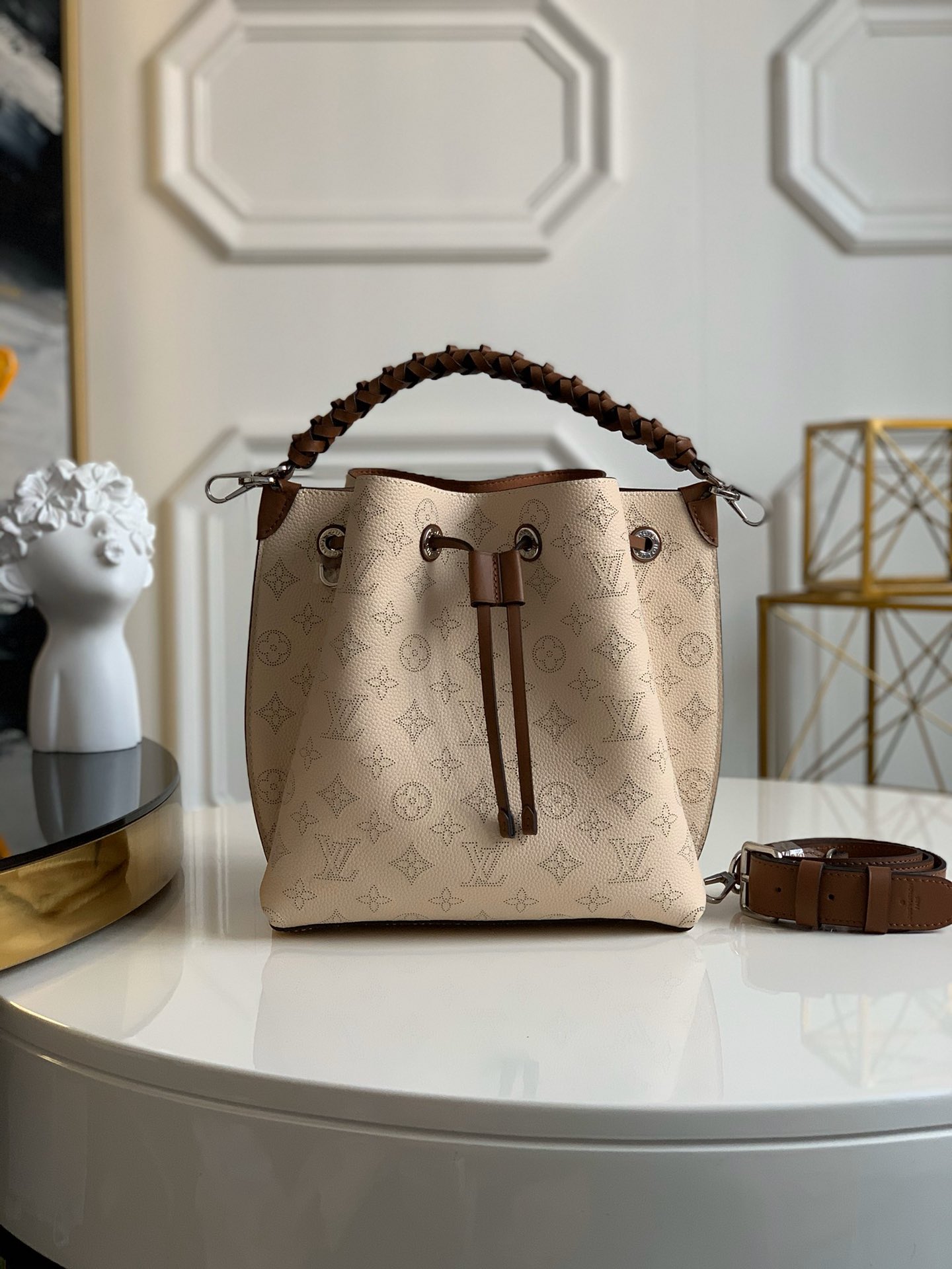 NO:401157,【Exclusive real photo M55801】MURIA M55799 M55800 M55801 M55906 Vert LagonMuria Bucket bag is made of carved calfskin, with perforations slowly outlining Monogram pattern, embellished with brand and key bag. Paired with woven handles and long leather shoulder straps. Size 25.0 x 25.0 x 20.0 cm.,LV【Original leather】,louis vuitton,cowhide19860909【独家实拍M55801】MURIA M55799 M55800 M55801 M55906 Vert LagonMuria 水桶包取材镂花小牛皮,其上穿孔缓缓勾勒 Monogram 图案,点缀名牌与钥匙包.搭配编织手柄与长皮革肩带.尺寸25.0 x 25.0 x 20.0 cm .,LV【原厂皮】,louis vuitton,cowhide,Bag